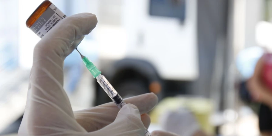 Vacinas contra Covid-19 estão disponível nos postos de saúde.