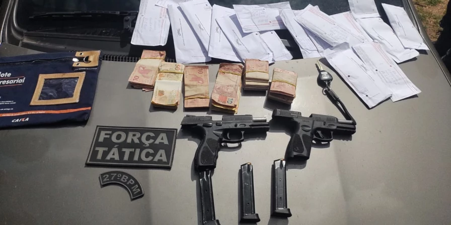 O material apreendido em poder do trio criminoso.