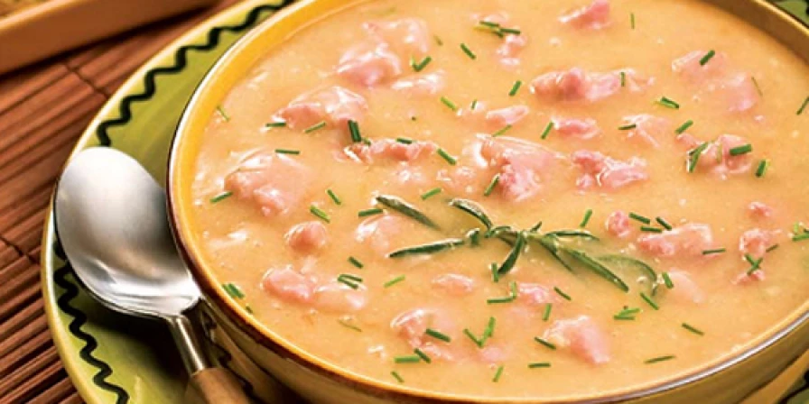 Caldo de mandioca com linguiça calabresa