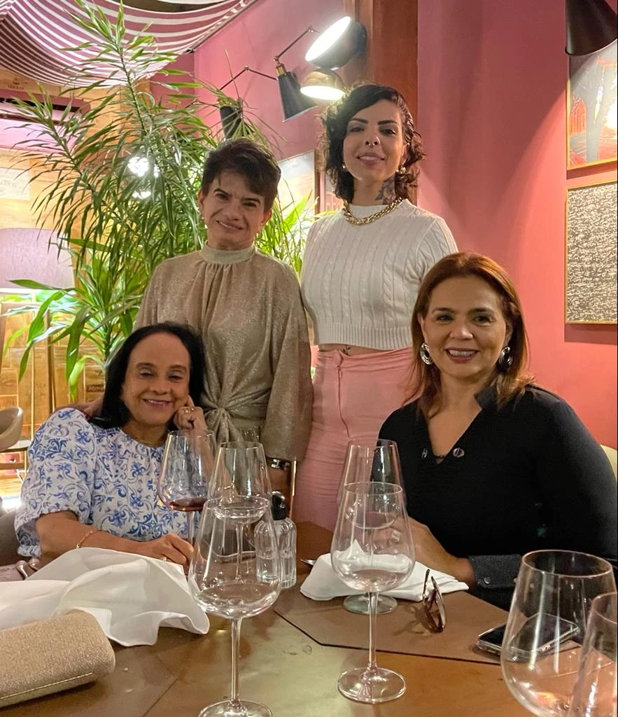 Reunidas no bistrô Grand Cru, no fim de semana, com a excelente cantora Morgana Mendonça, o trio Cida Valadão, Ana Elvira Buhatem e Thatiana Bandeira, que sempre pontificam juntas nos lugares da moda