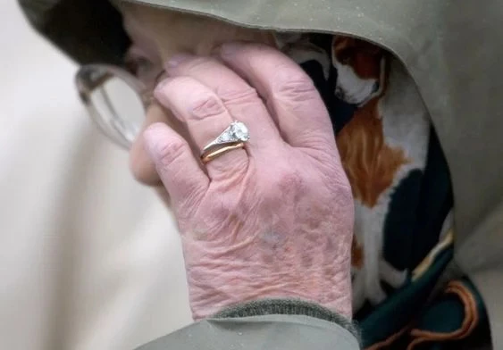 O anel de casamento da rainha é produzida com ouro galês, material utilizado nos anéis dos casamentos da família real britânica
