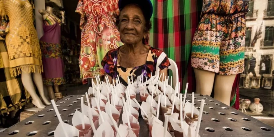 Dona Corina, vendedora de pirulitos artesanais, será uma das homenageadas.