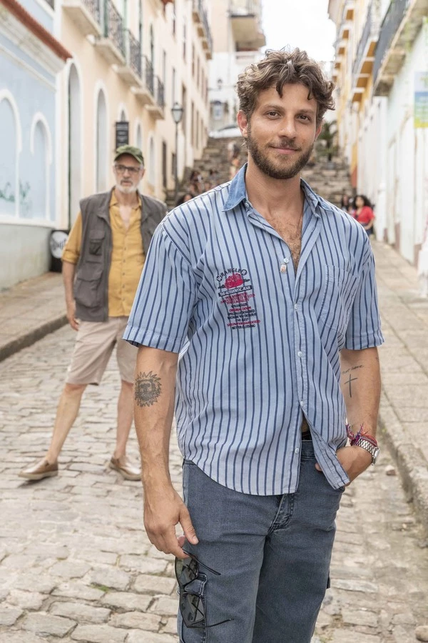 Chay Suede como Ari - Foto: Fábio Rocha/ Globo