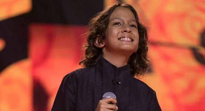 Na grande final, o jovem cantor maranhense apostou suas fichas cantando brilhantemente a música Maracatu Atômico, da Nação Zumbi. (Foto: Antônio Chahestian/Record TV)