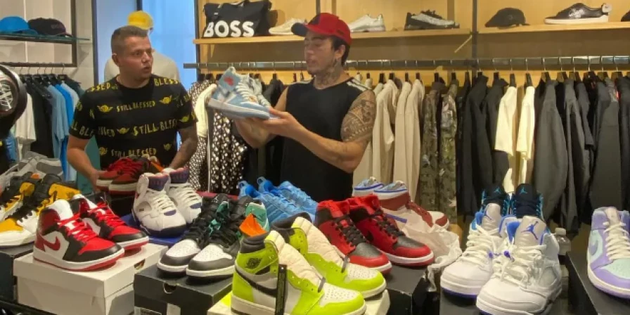 Whindersson Nunes compra 20 pares de tênis no valor de R$ 60 mil para distribuir em show.