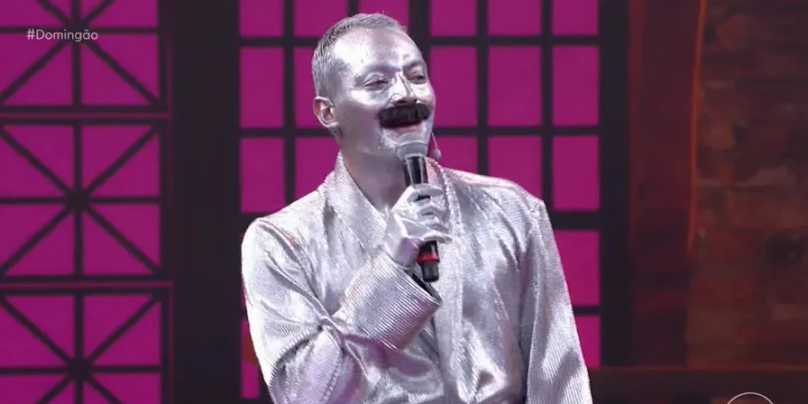 Eduardo Sterblitch aparece de Freddie Mercury Prateado e viraliza na web