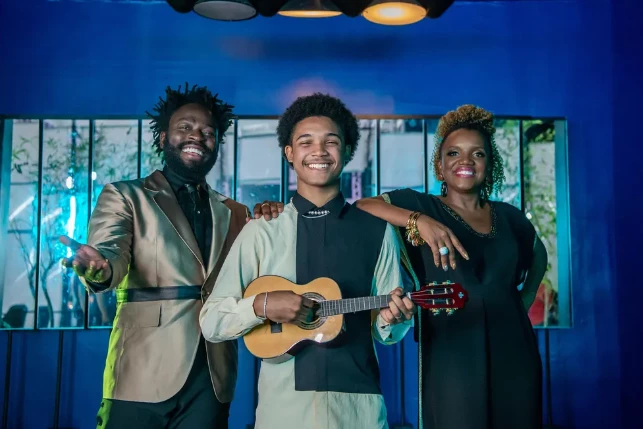 Oberdan ( Douglas Silva ), Celinho ( Leonardo Lima Carvalho ) e Jussara ( Mary Sheila) em Todas as Flores. (Foto: Globo / Estevam Avellar)