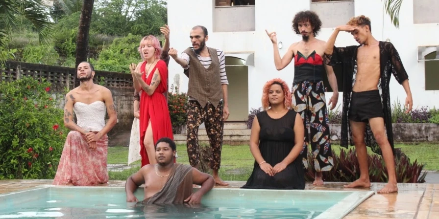 A performance é orientada a partir do improviso do texto e interação com a câmera e tem o intuito de trazer em cena elementos de ritos maranhenses a partir do Tambor de Mina.