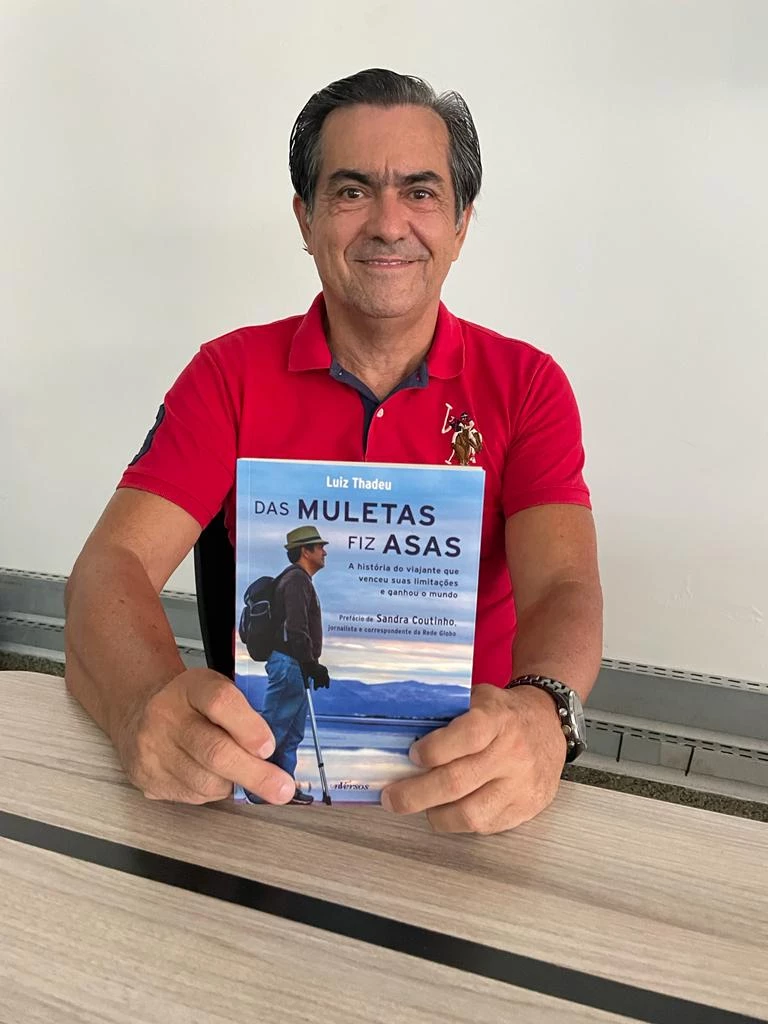 De muletas, agrônomo e escritor viaja pelo mundo. Foto: Arquivo Pessoal.