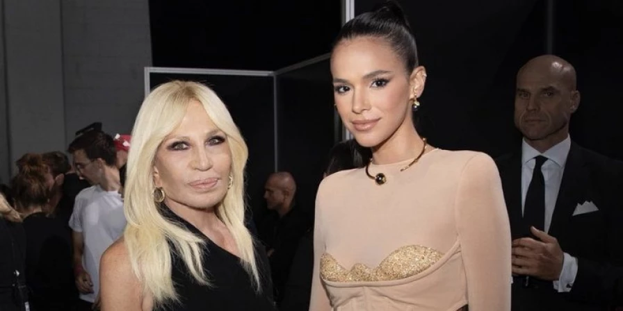 Bruna Marquezine posa de mãos dadas com Donatella Versace em Milão