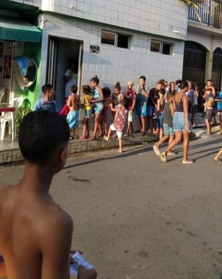 Entrega de doces no bairro da Liberdade, em São Luís. Foto: Reprodução/Redes sociais.