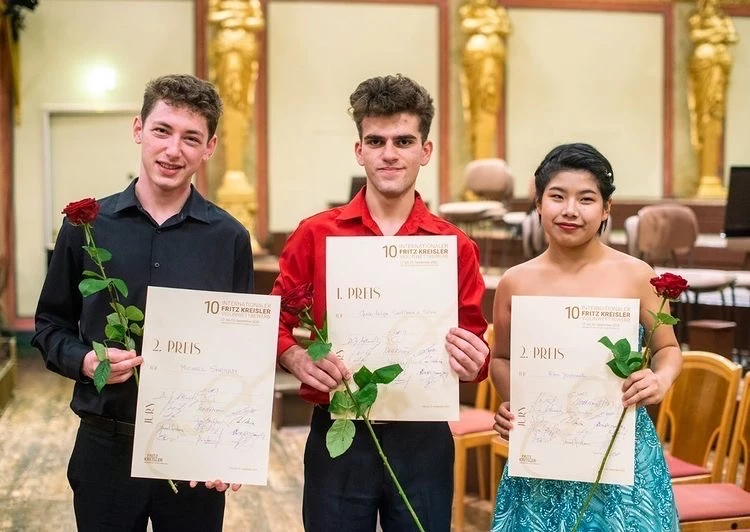 O brasileiro Guido Sant'Anna, entre os vencedores do segundo lugar o israelense Michael Shaham, 19 anos, e a japonesa Rino Yoshimoto, também de 19 anos.