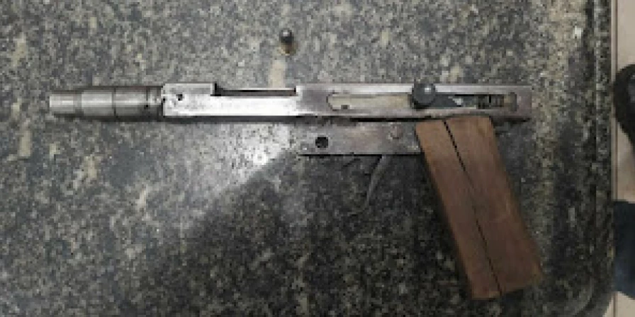 A arma de fogo apreendida em poder do adolescente.