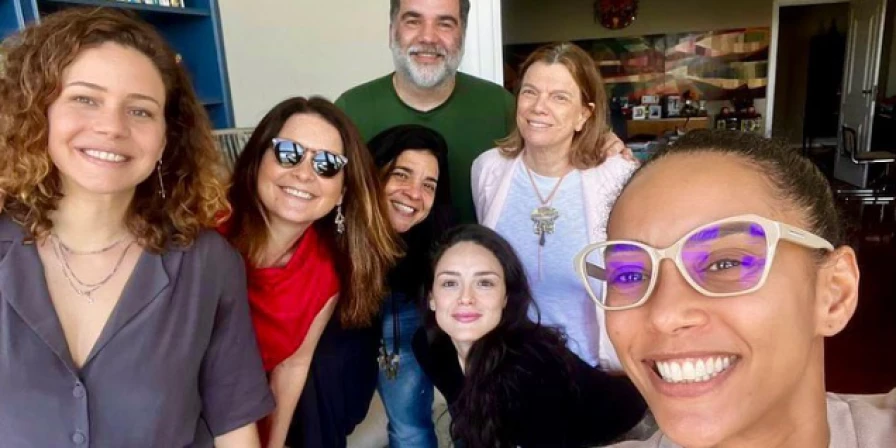 Taís Araújo com elenco e direção de "Cheias de Charme".