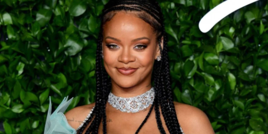 Rihanna anuncia canção autoral para o filme "Smurfs"
