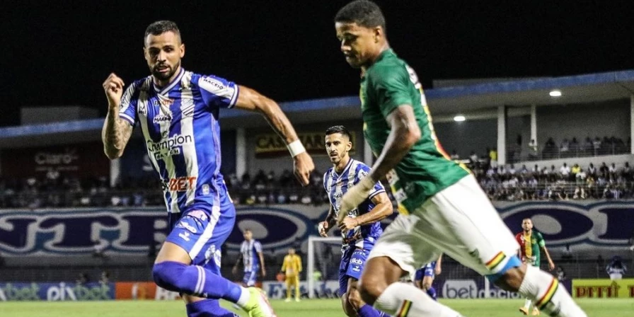 CSA e Sampaio Corrêa se enfrentaram no Estádio Rei Pelé, em Maceió.