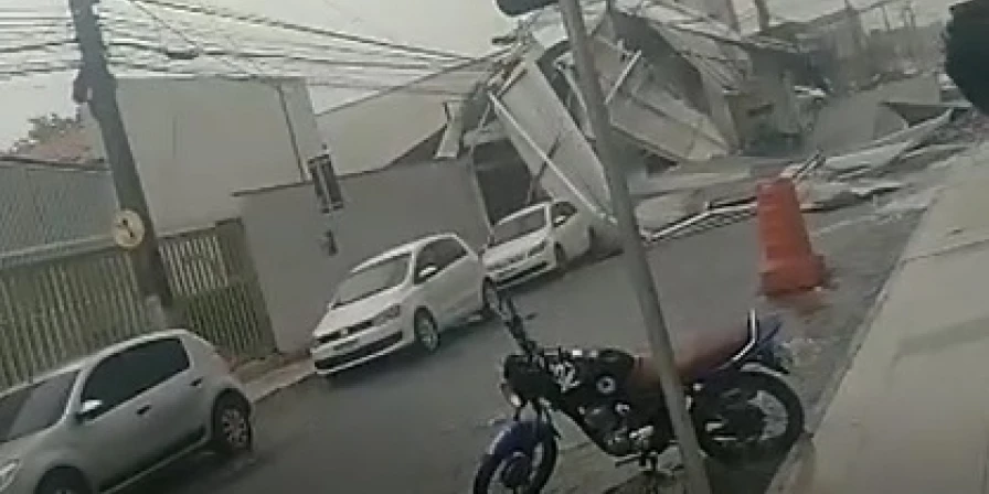 Parte de cobertura de shopping desabou por causa dos fortes ventos em Imperatriz.