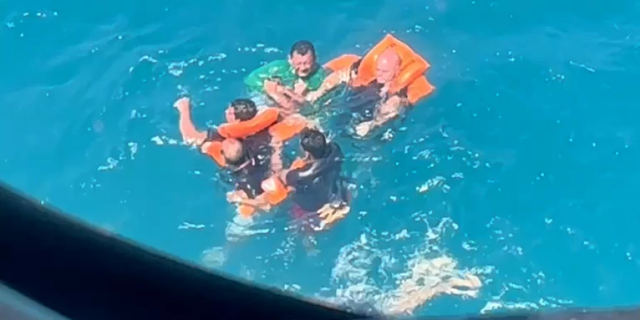 Tripulantes de embarcação foram resgatados sem ferimentos.