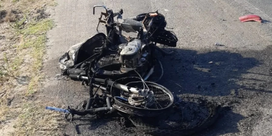 Motocicleta ficou completamente destruída após colisão com ônibus.