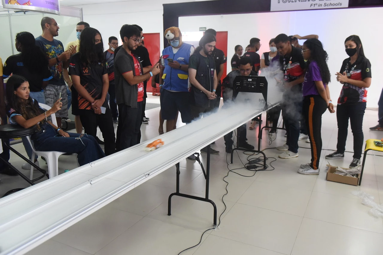 Competidores na pista de F1 school durante o torneio de robótica SESI-MA 2021.