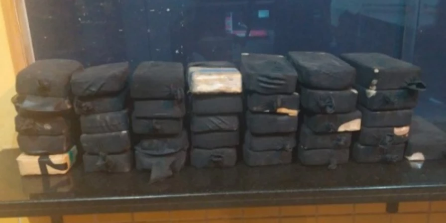 As barras de crack estavam dentro do veículo Fox prata.