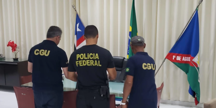 Policiais federais cumpriram mandados de busca e apreensão em Caxias