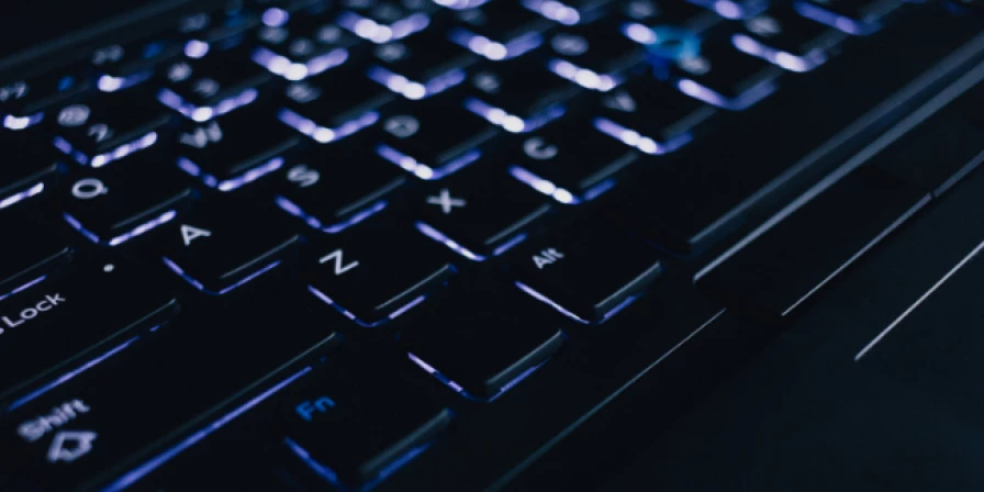 Ela recebeu um e-mail anônimo com uma mensagem.