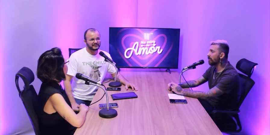 O podcast é comandado pelos jornalistas André Nadler e Luciano Dias e agora conta com a sexóloga Mônica Moura.