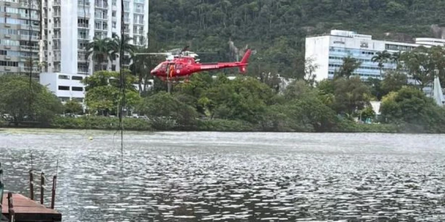 Bombeiros fazem buscas após queda de helicóptero no Rio.