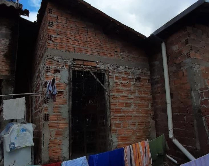 Imagem do cômodo onde a vítima era mantida em cárcere privado. Foto: Divulgação/Polícia Civil.
