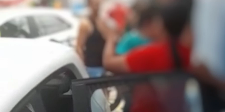 Um flanelinha que estava passando próximo ao veículo ouviu o choro da criança e foi procurar ajuda.
