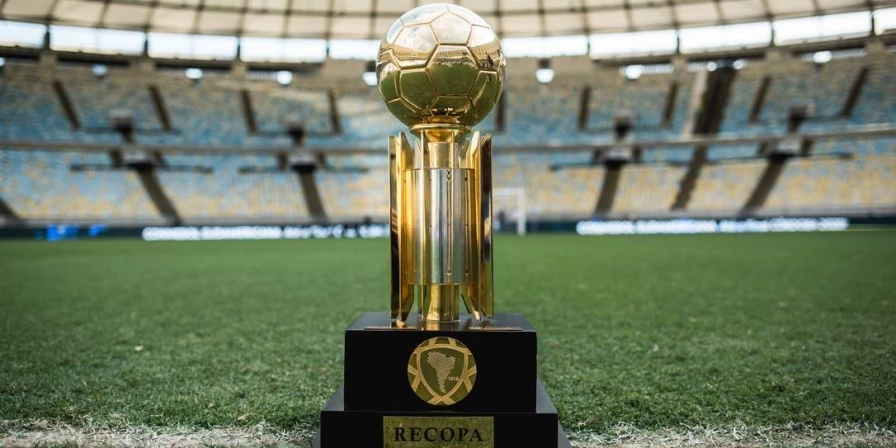 Troféu da Recopa Sul-Americana.