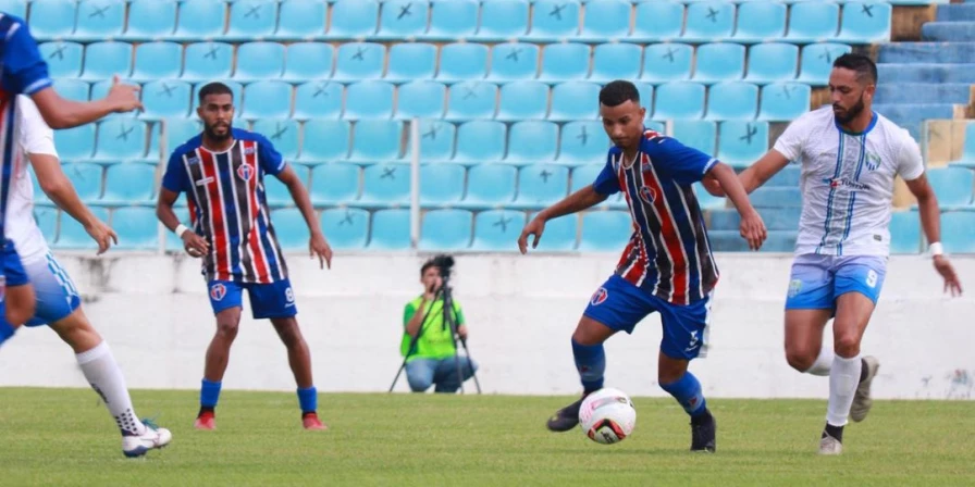 Lance da partida entre Maranhão Atlético e Tuntum, pela final da Copa FMF.