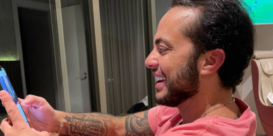 Para eternizar o amor pelos dois, ele tatuou o rosto da esposa e do filho no braço esquerdo.