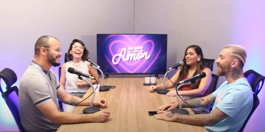 O podcast é comandado pelos jornalistas André Nadler e Luciano Dias e conta com análises e comentários da sexóloga Mônica Moura.
