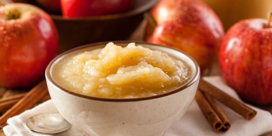O purê de maçã é bem fácil rápido e você vai precisar de poucos ingredientes.