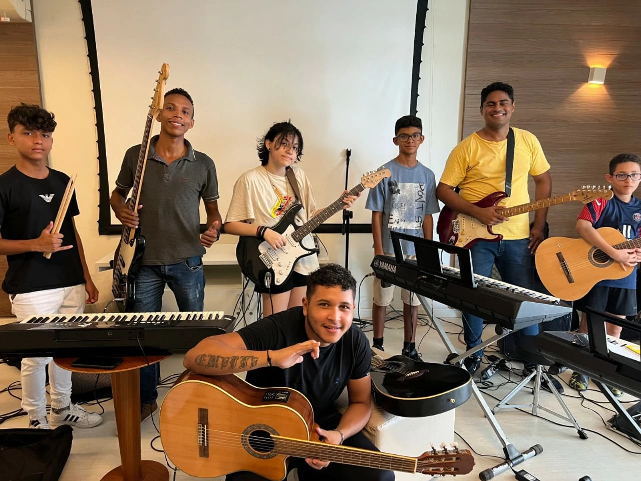 Estudantes da escola de música na preparação para o festival. (Foto: Divulgação / Escola de Música Revelar)