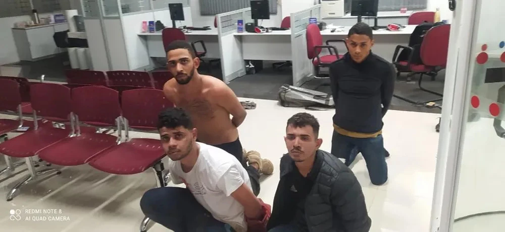 Os criminosos foram presos dentro da agência bancária. (Foto: Divulgação)