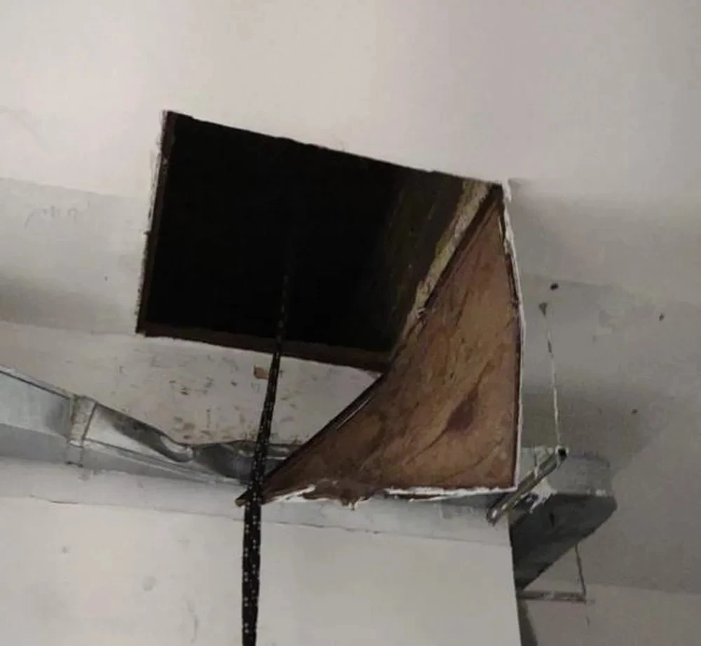Buraco no teto por onde os criminosos entraram na agência bancária. (Foto: Divulgação)