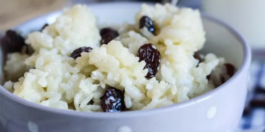 Arroz com uva passas.