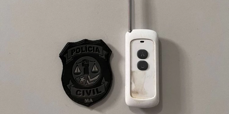 Segundo a polícia, após as vítimas se afastarem o homem entrava nos automóveis e subtraía os pertences do interior.
