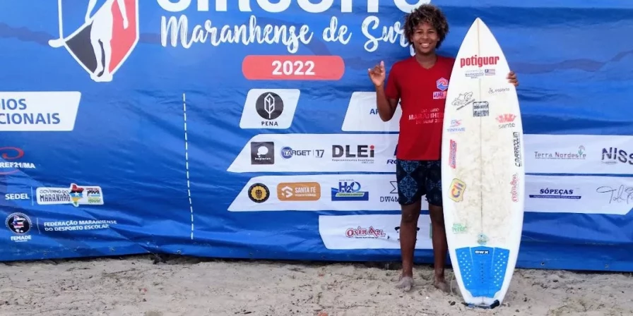 O surfista Kadu Pakinha é uma das revelações do esporte do Maranhão.