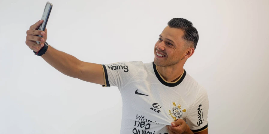 O atacante paraguaio Ángel Romero está de volta ao Corinthians.