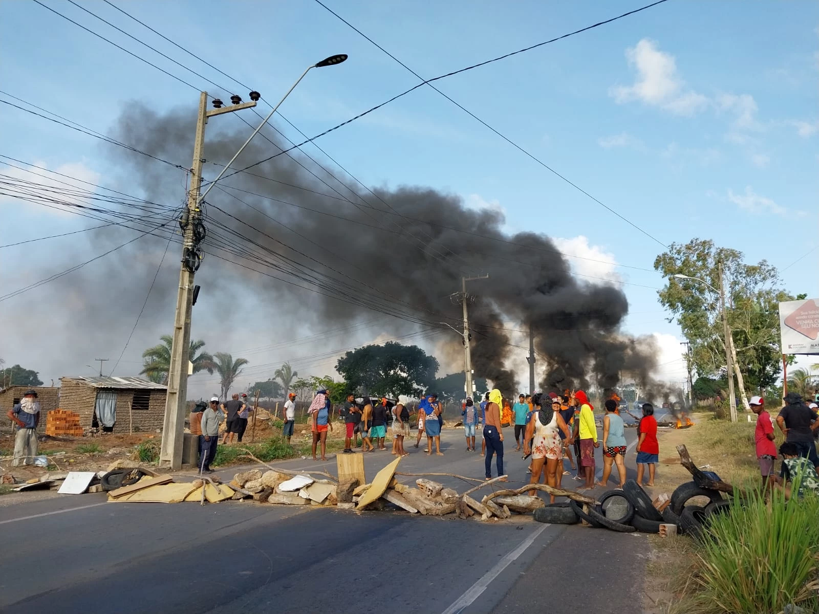 Protesto deixa trecho da MA-204 interditado. (Foto: Wagner Moura)