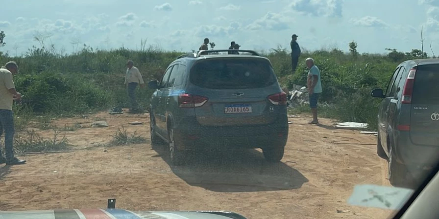 O taxista foi atingido com um tiro no abdômen e o casal fugiu roubando o veículo.