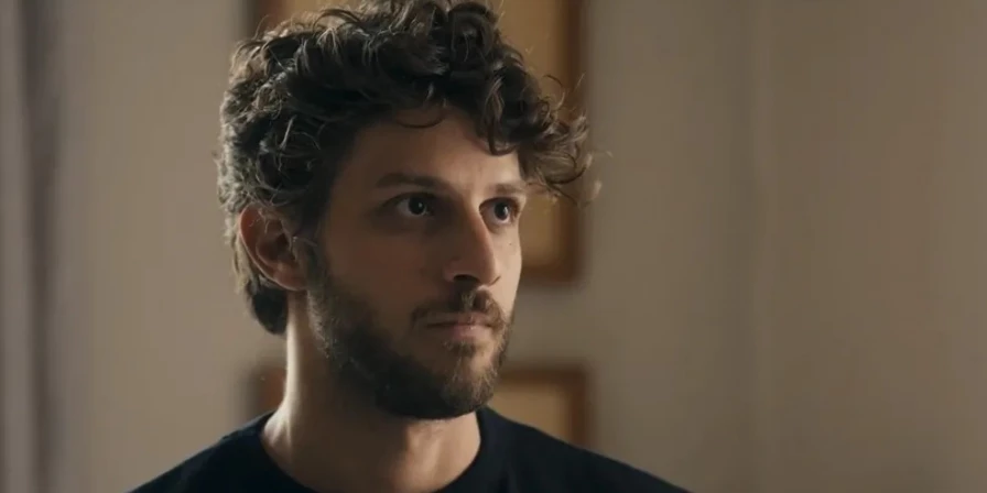 Ari (Chay Suede)