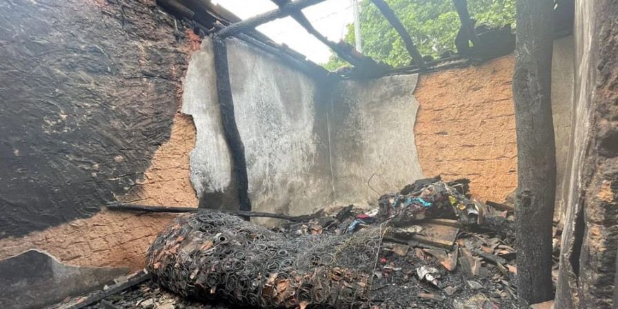 Casa ficou destruída pelas chamas. (Foto: Divulgação)