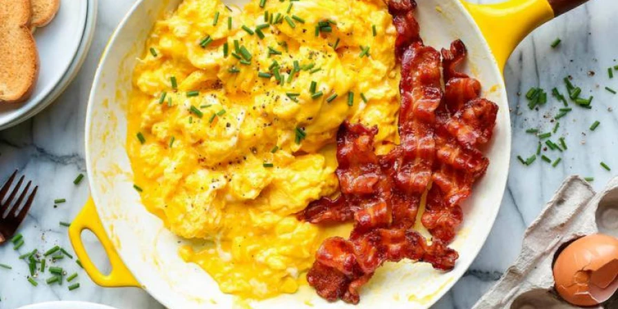 Ovos mexidos com bacon.