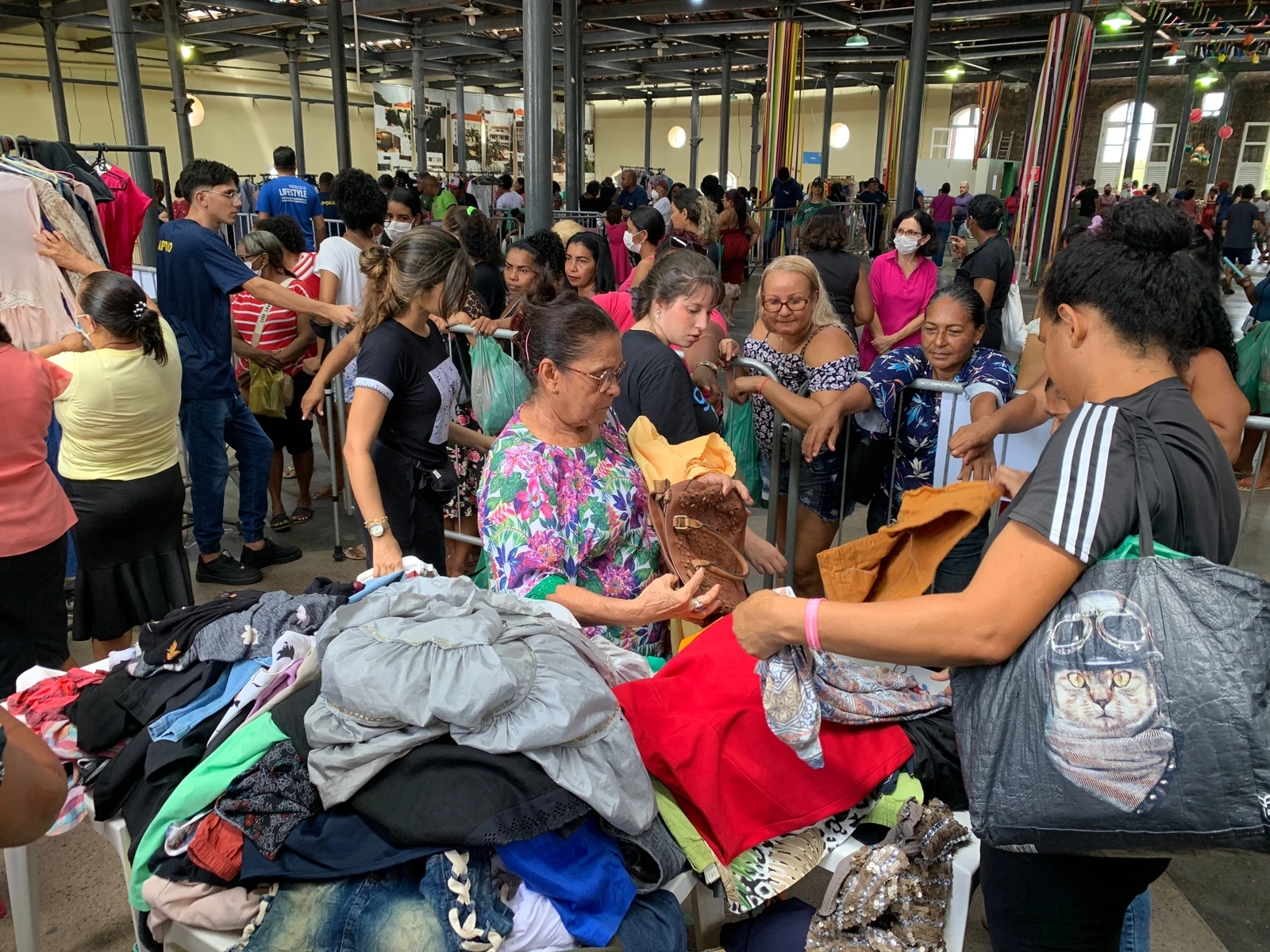 Público aproveita ofertas do Brechó de Natal para fazer umas comprinhas. (Foto: Paulo Soares/Grupo Mirante)