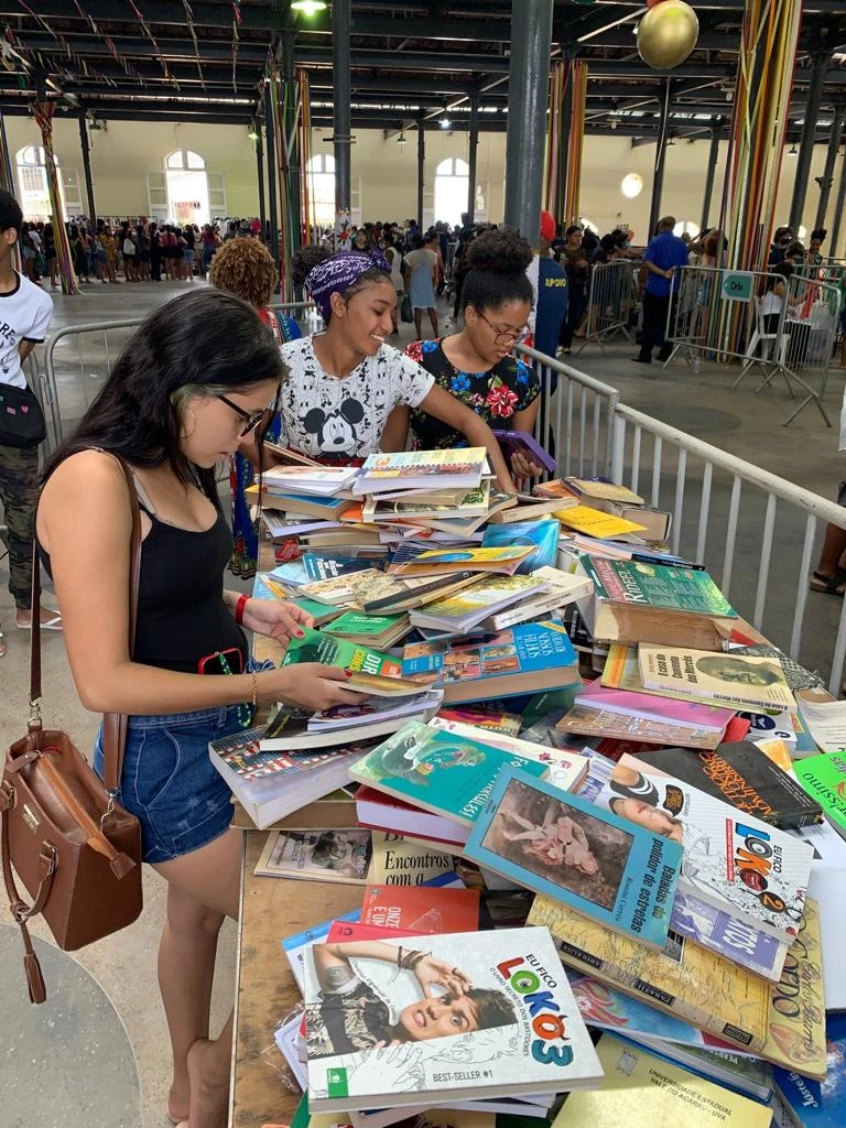 Estande de livros também é disponibilizado no Brechó de Natal. (Foto: Paulo Soares/Grupo Mirante)